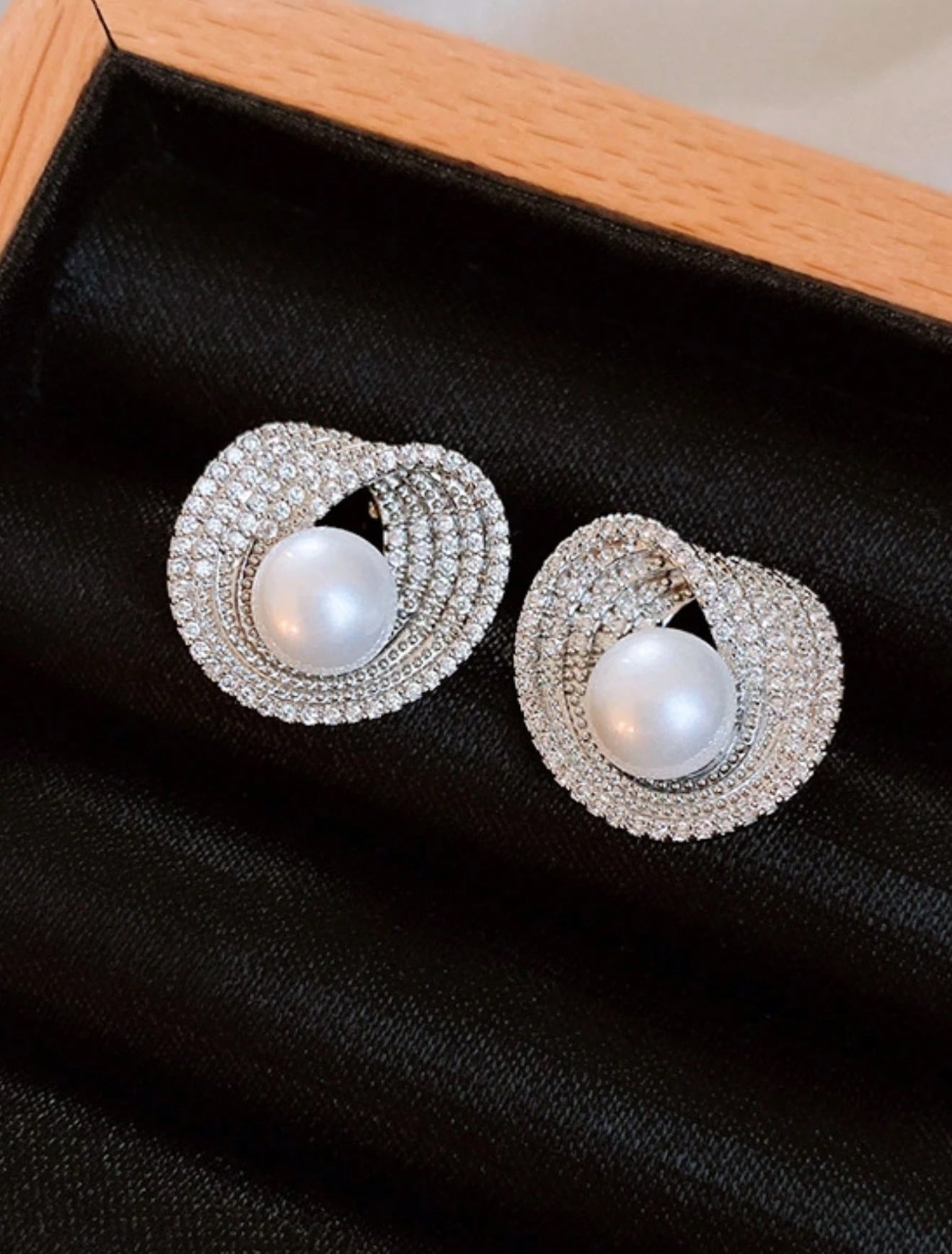 Zirconia Round Pearl Earrings