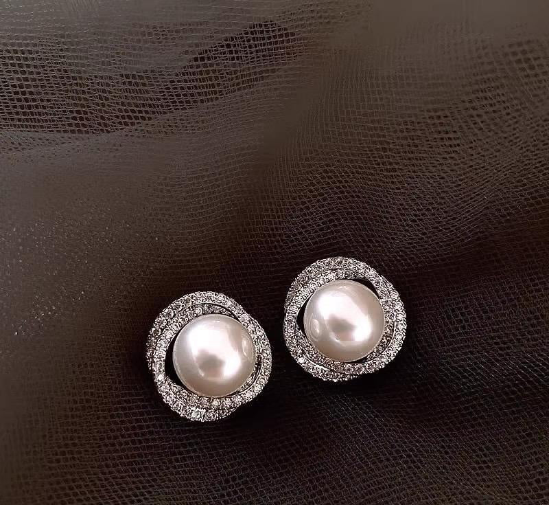 Diamond studded Pearl Tops Pair