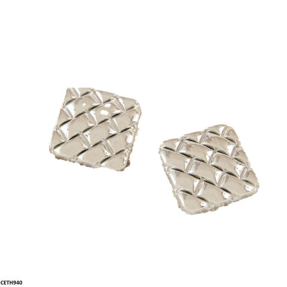 3cm x 3cm square-shaped silver tops"