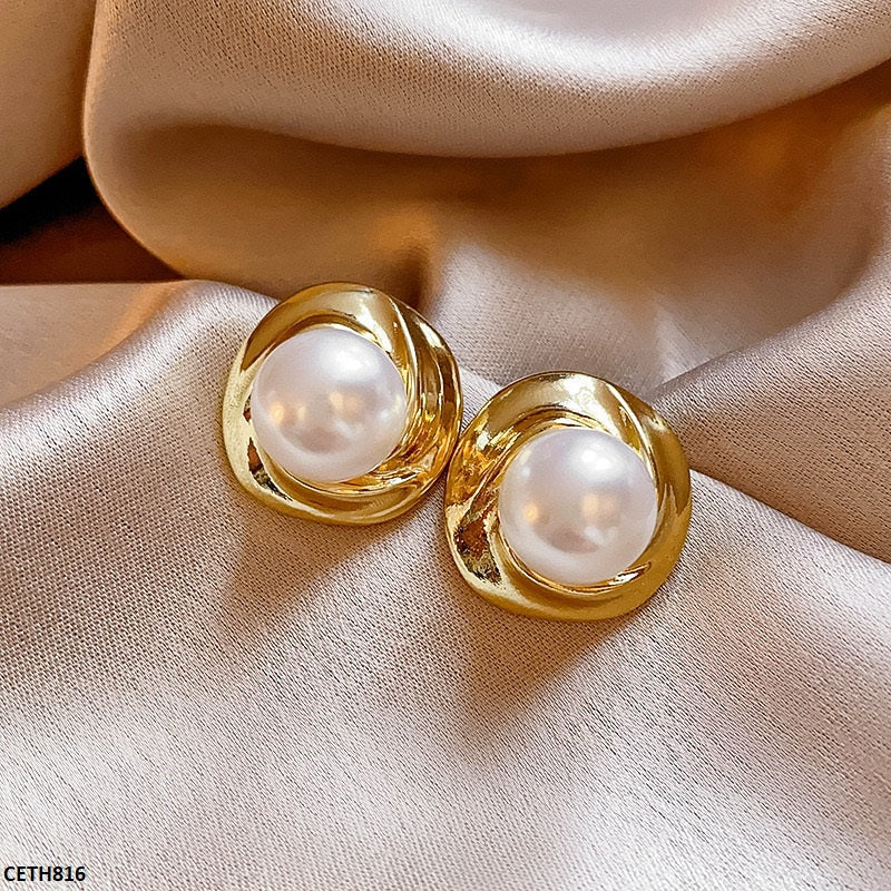 Elegant 18K Gold Pearl Tops Pair  