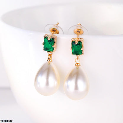 Emerald-green zirconia and pearl earrings design