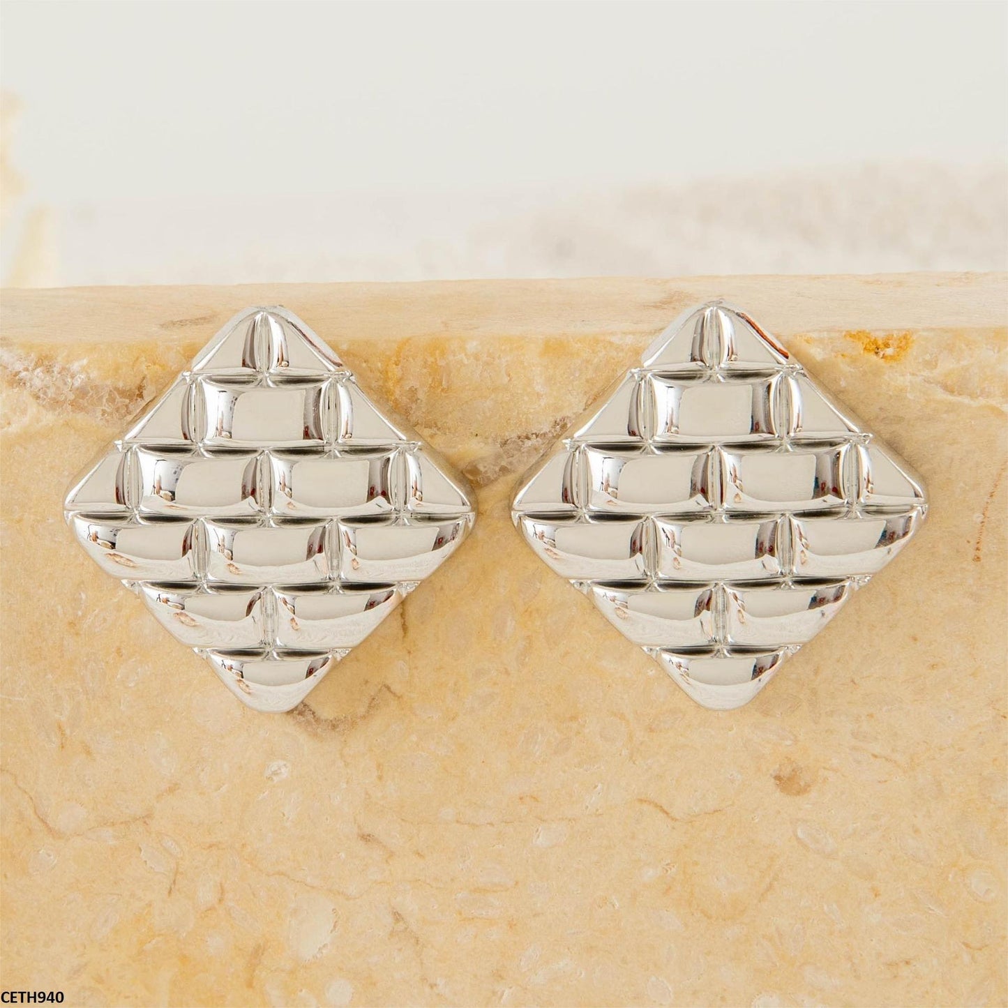 Lightweight 6g earrings with silver plating