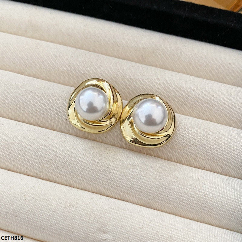 Lightweight Golden Pearl Earrings  