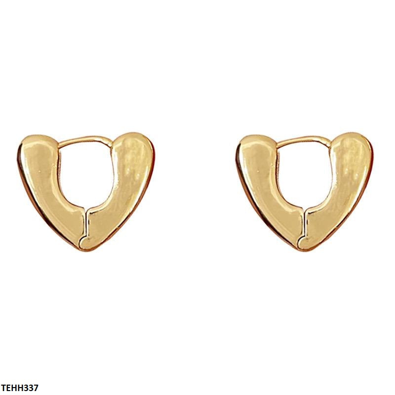 Lightweight and versatile 18K heart-shaped ear hoops  