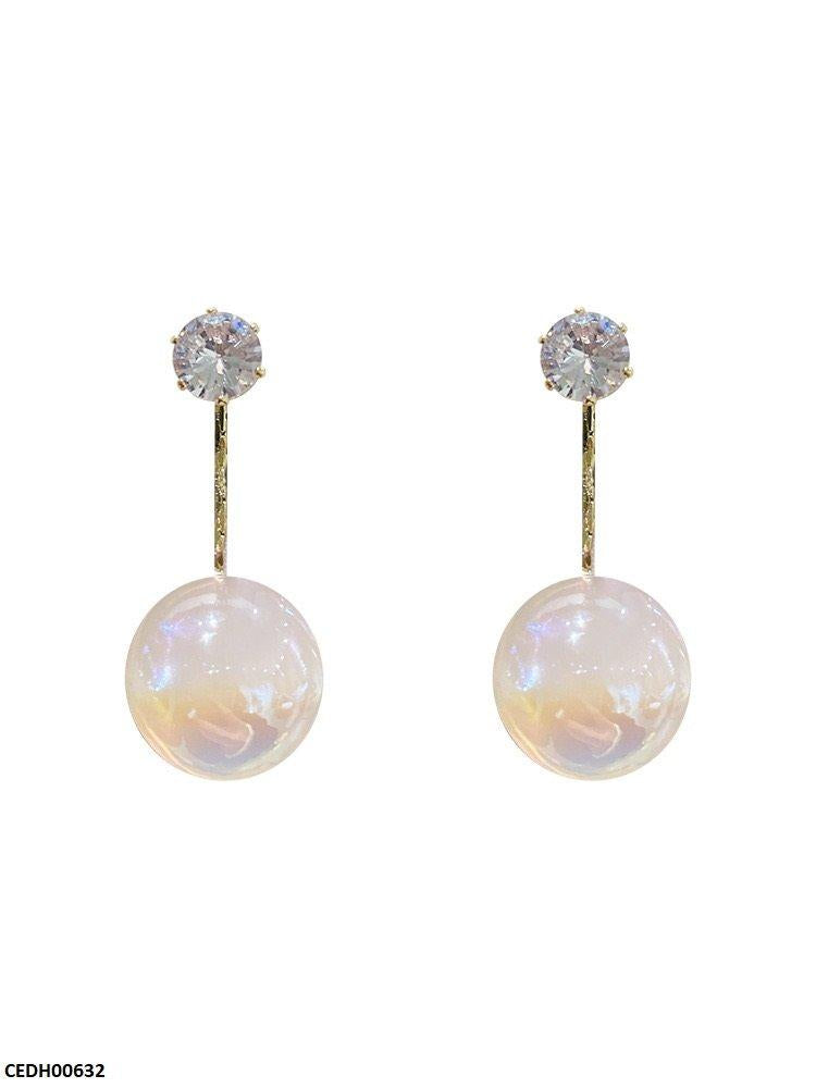 Lightweight party earrings with pearl design