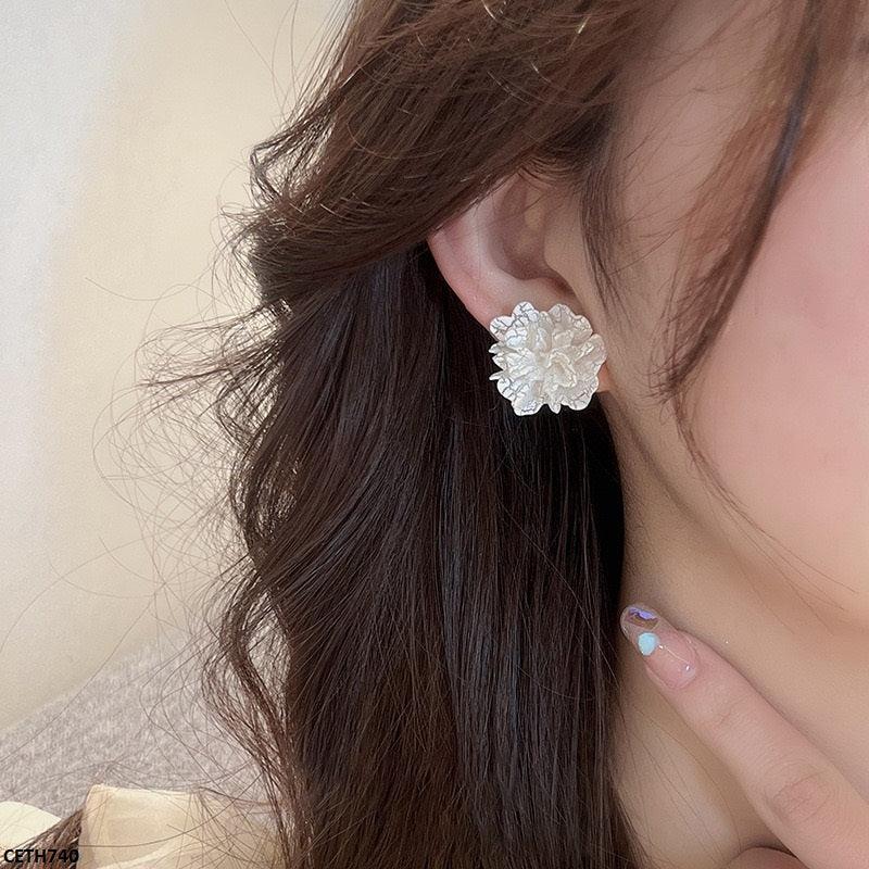 Lightweight silver flower-shaped earrings  