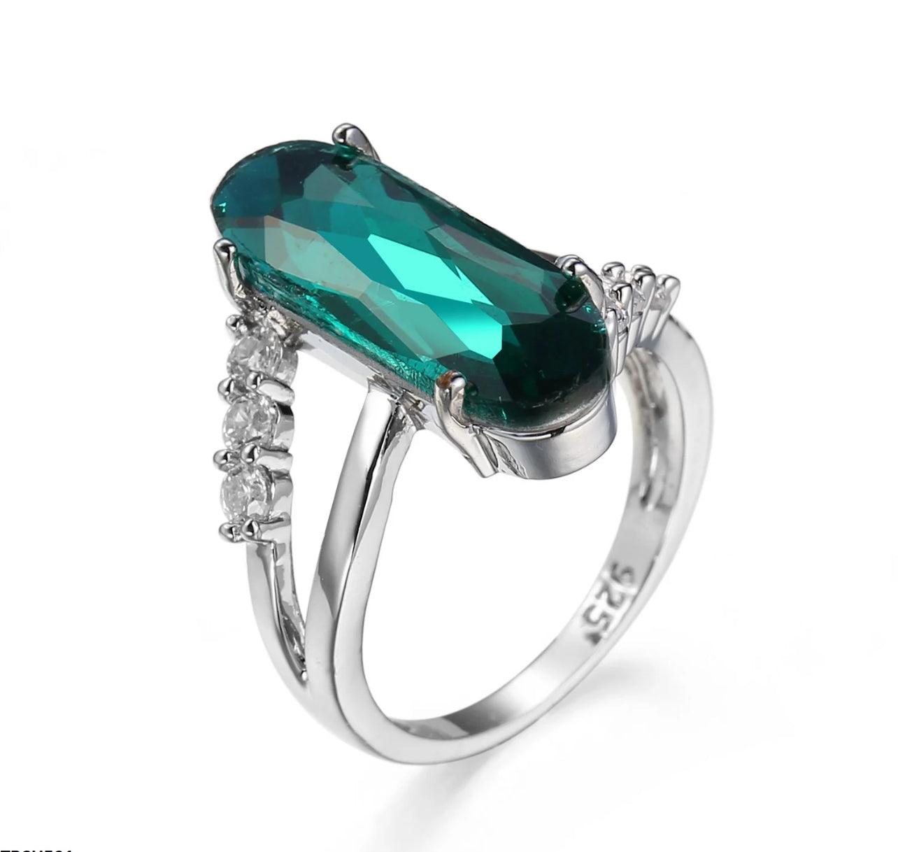 Luxury casual ring with emerald  
