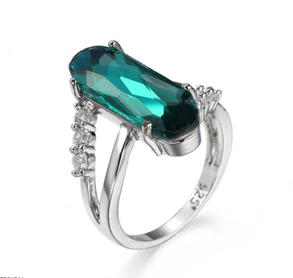 Luxury casual ring with emerald  
